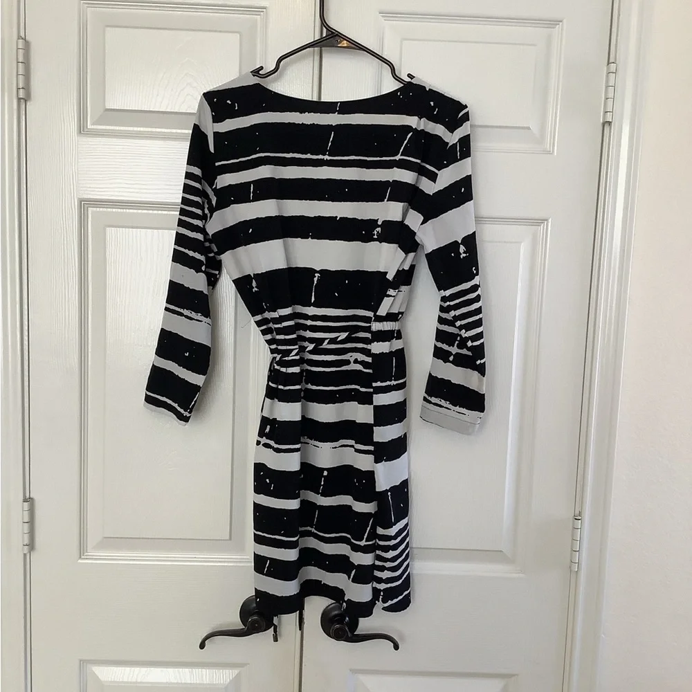 MNG Collection White and Black Striped Long Sleeve Dress Tie XS